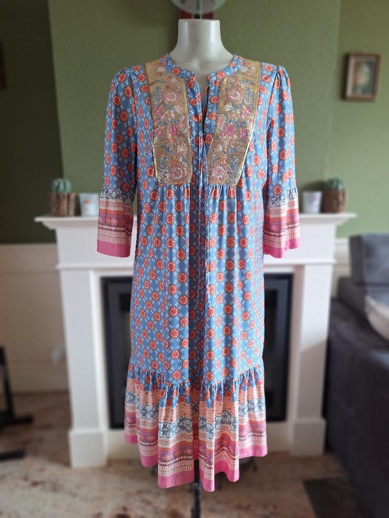 K-Design lavendel blauwe pailletten hals jurk L nieuw, K-design, Maat 42/44 (L), Nieuw, Onder de knie