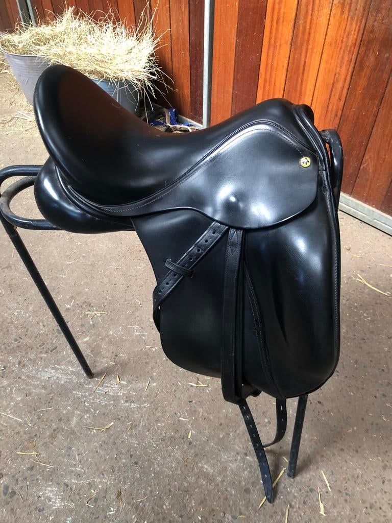 Te koop Anatomica dressuurzadel 16,5 inch, Dieren en Toebehoren, Paarden en Pony's | Hoofdstellen en Tuigage, Gebruikt, Dressuur