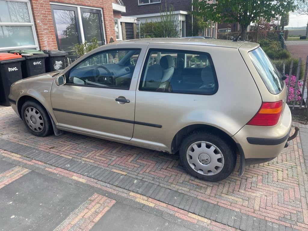 Volkswagen Golf 1.6 77KW 2002 Beige, Voorwielaandrijving, 4 cilinders, Beige, 1200 kg