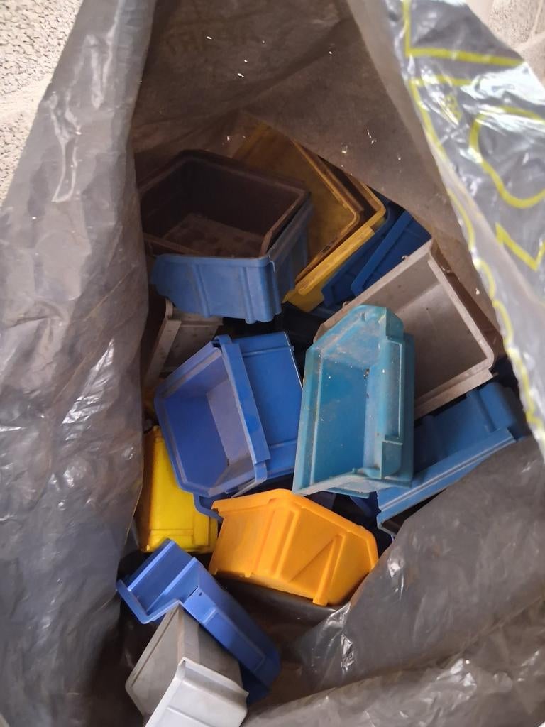 Partij van circa 200 diverse opbergbakjes, Doe-het-zelf en Verbouw, Gereedschapskisten, Ophalen