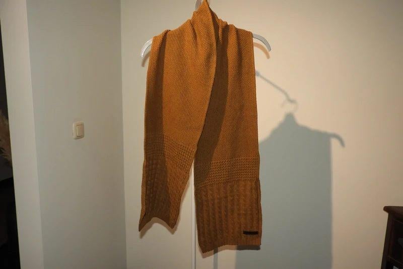 Ted Baker oker kleur shawl deels kabel print leer merklabel, Verzenden, Maat 42/44 (L), Zo goed als nieuw, Sjaal