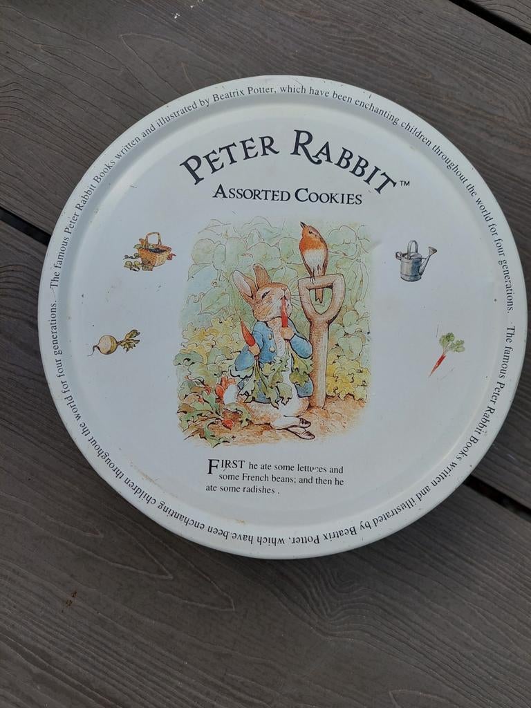 Vintage Peter Rabbit koekjesblik - Assorted Cookies, Verzamelen, Blikken, Gebruikt, Koek(jes), Overige merken, Ophalen of Verzenden