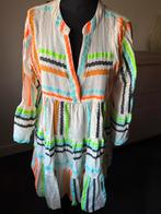 Schitterende Devotion Twins jurk met kleurrijke borduursels, Kleding | Dames, Jurken, Maat 38/40 (M), Overige kleuren, Ophalen of Verzenden