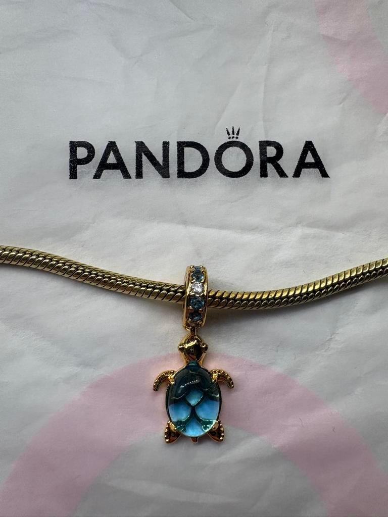 Pandora bedel zeeschildpad goudkleurig met strass, Sieraden, Tassen en Uiterlijk, Bedels, Overige materialen, Pandora, Nieuw, Ophalen of Verzenden