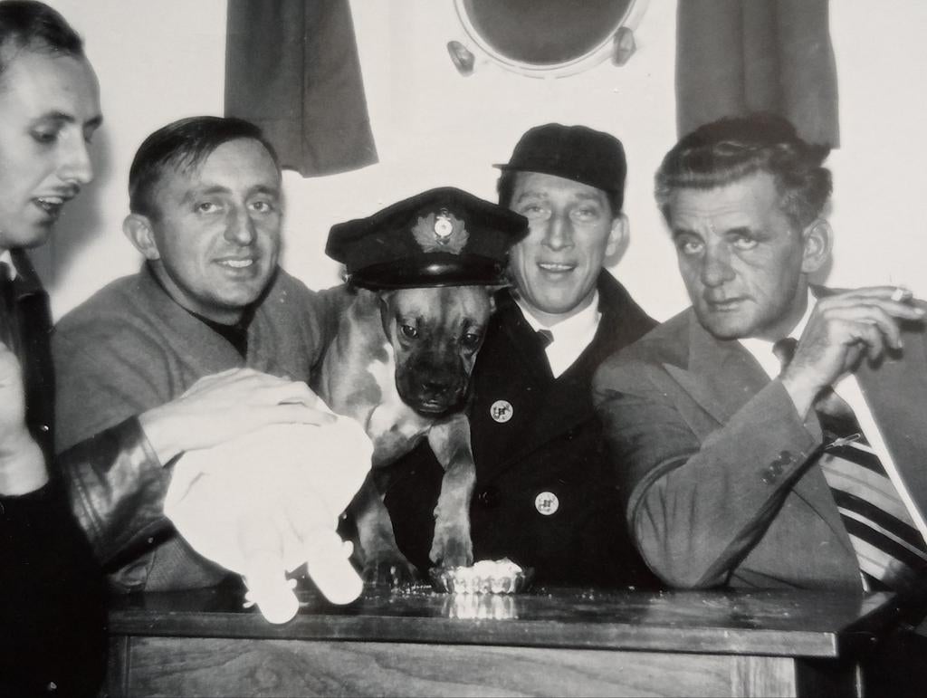 Bemanning olieschip met scheepshond jaren 50-60, Verzamelen, Ophalen of Verzenden, 1940 tot 1960, Gebruikt