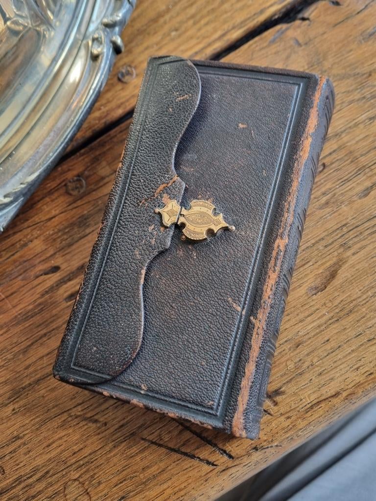Bijbel met gouden art deco stijl knipslot, 1881, Ophalen of Verzenden