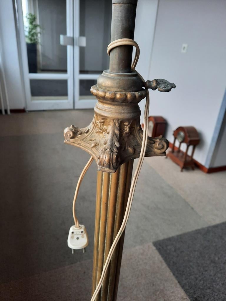 Antieke bronzen staande lamp met opalen kap, Ophalen