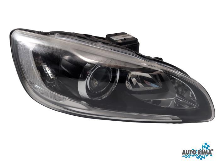 Koplamp rechts van een Volvo V60