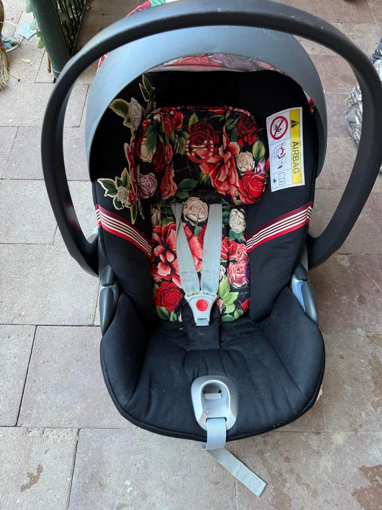 Cybex autostoel met bloemenprint, Overige merken, 0 t/m 13 kg, Gebruikt, Autogordel