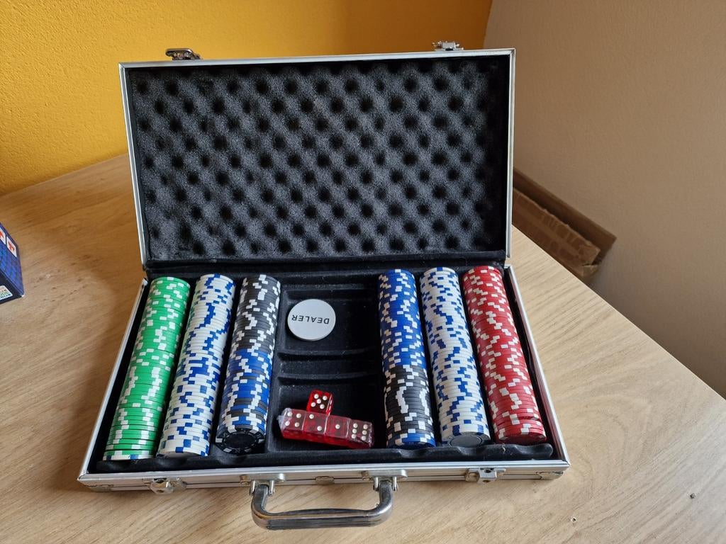 Pokerset met chips, dealer button en dobbelstenen, Vijf spelers of meer, Ophalen of Verzenden, Gebruikt