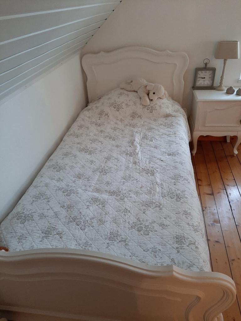 Eenpersoonsbed 90x200 met nachtkastje en spiraal, Huis en Inrichting, Slaapkamer | Bedden, Ophalen, 90 cm, Eenpersoons, Wit