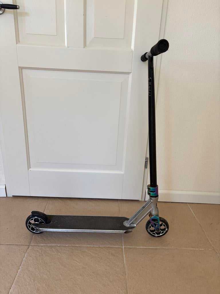 Stuntstep met regenboog accenten, Fietsen en Brommers, Steps, Ophalen, Gebruikt, Gewone step