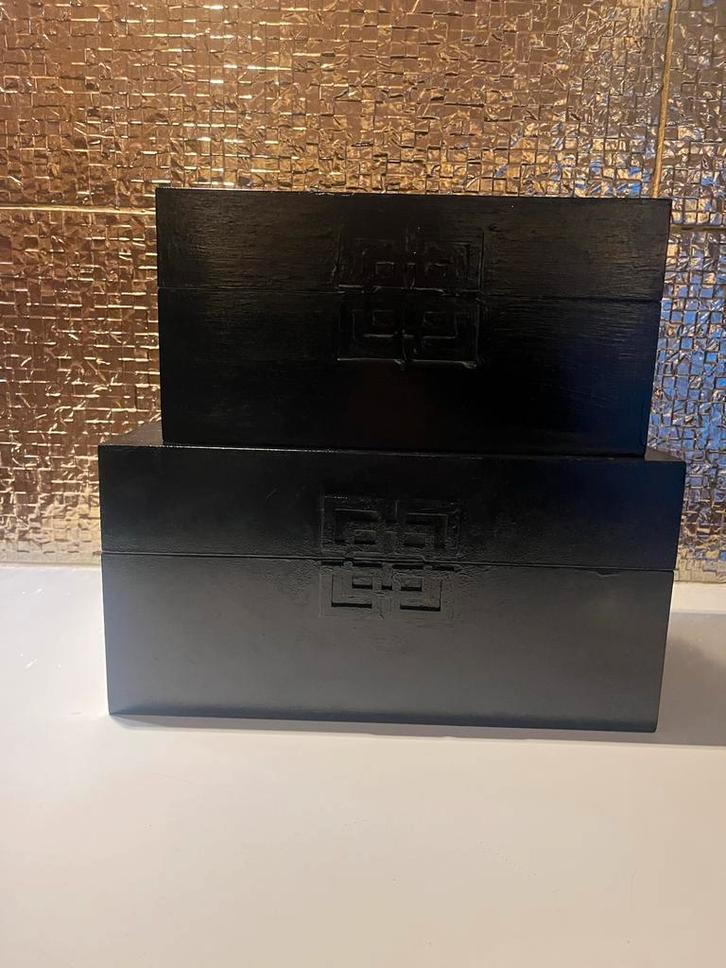 2 Zwarte Opbergkisten met Uniek Design, Huis en Inrichting, Woonaccessoires | Kisten, Gebruikt, Minder dan 50 cm, Overige houtsoorten