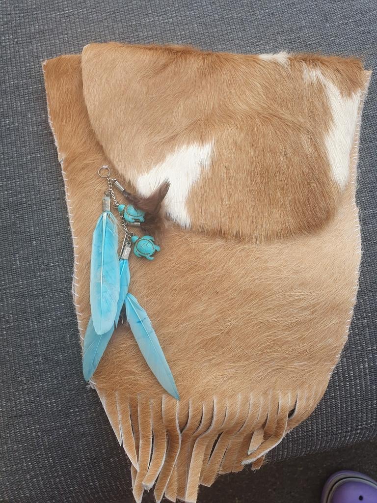 Unieke handgemaakte tas van koeienhuid met veren, Ophalen of Verzenden, Nieuw, Blauw, Shopper
