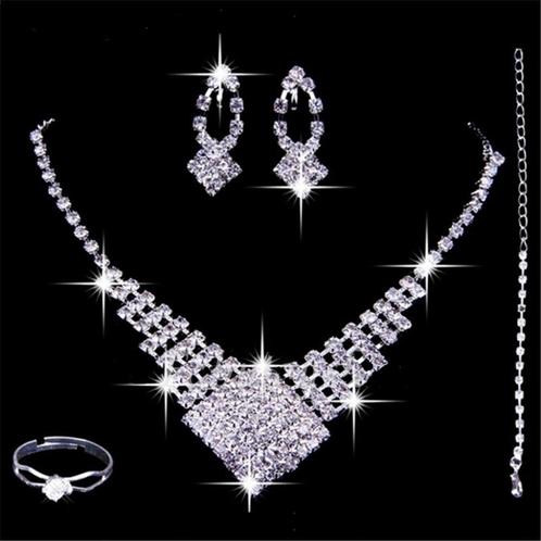Zilveren ketting met oorbellen, een ring, met veel strass., Sieraden, Tassen en Uiterlijk, Kettingen, Nieuw, Overige materialen
