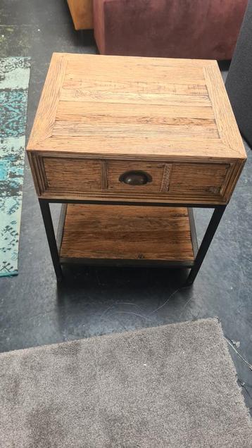 Houten nachtkastjes met Lade beschikbaar voor biedingen