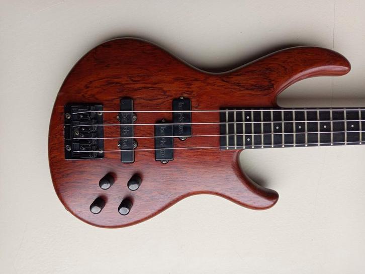 2x Aria Pro II 675€ & 225€, samen 750€, Muziek en Instrumenten, Snaarinstrumenten | Gitaren | Bas, Zo goed als nieuw, Elektrisch