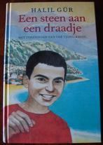 Een steen aan een draadje - Halil Gür, Boeken, Ophalen of Verzenden, Zo goed als nieuw, Halil Gür