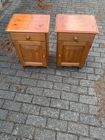 twee grenen nachtkastjes 43 br   34 di 62 ho beschikbaar voor biedingen