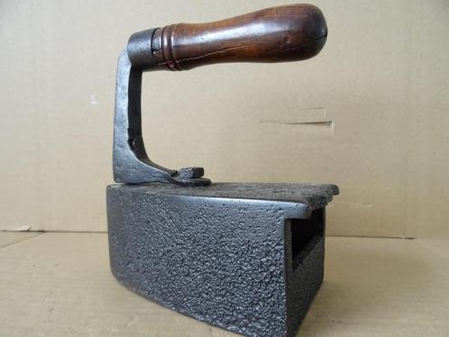 18e eeuw antiek smeedijzeren strijkijzer periode 1780-1820, Antiek en Kunst, Antiek | Overige Antiek, Ophalen of Verzenden