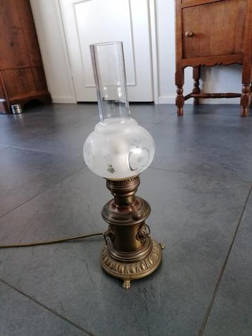 antiek olielamp beschikbaar voor biedingen