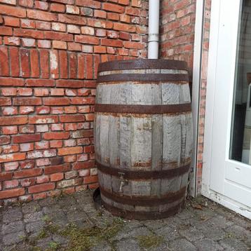 Houten regenton met kraantje beschikbaar voor biedingen