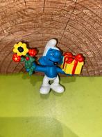 Smurfen smurf met kado en bloemen, Verzamelen, Smurfen, Ophalen of Verzenden, Zo goed als nieuw, Verschillende Smurfen