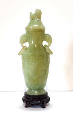 Vaas in groene Jade op houten sokkel., Ophalen of Verzenden