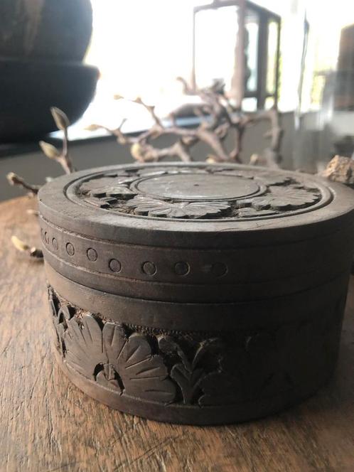 Klein rond houtgestoken doosje India oosters, Antiek en Kunst, Curiosa en Brocante, Ophalen of Verzenden