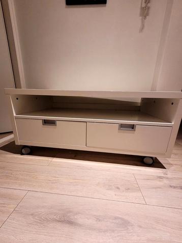 Tv meubel met lades op wieltjes beschikbaar voor biedingen
