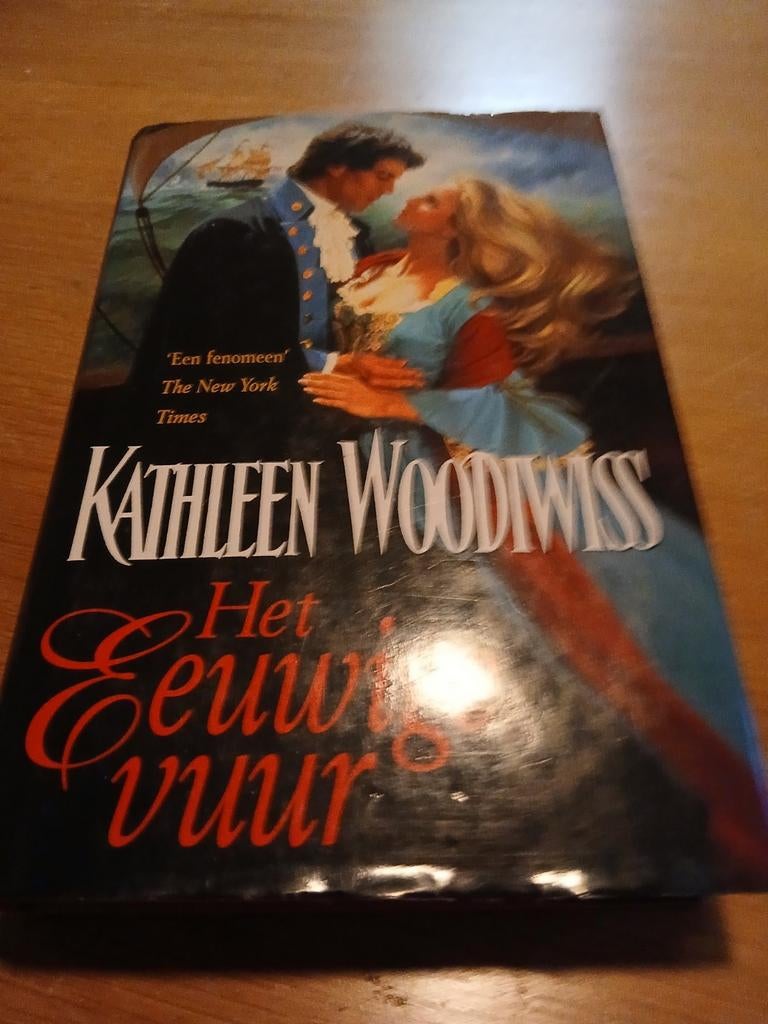 Kathleen E Woodiwiss. Het Eeuwige Vuur, Boeken, Historische romans, Ophalen of Verzenden, Zo goed als nieuw, Kathleen Woodiwiss