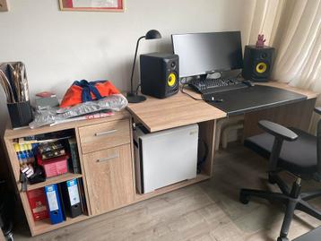 (Hoek) Bureau beschikbaar voor biedingen