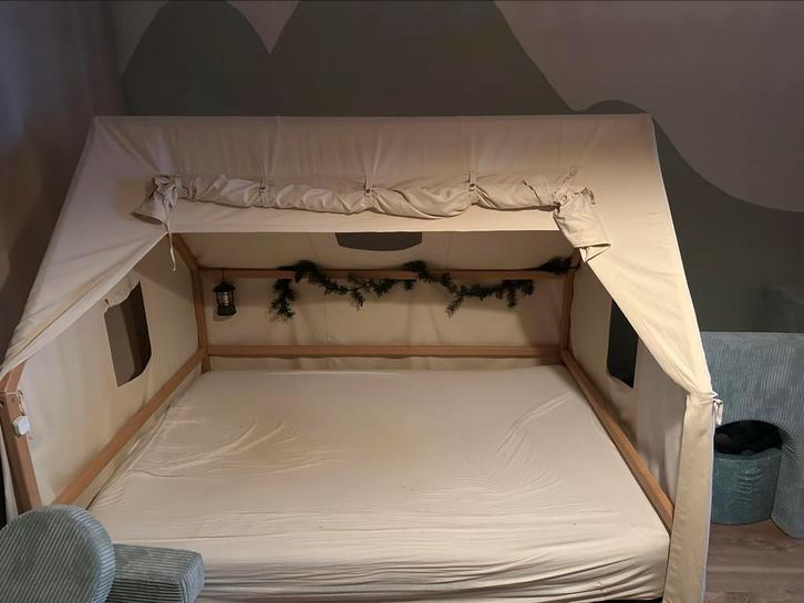 Montessori vloerbed / speeltent 140x190cm, Kinderen en Baby's, Kinderkamer | Bedden, Zo goed als nieuw, 180 cm of meer, Matras