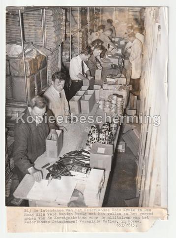 Vullen kerstpakketten militairen Korea Rode Kruis 1953  beschikbaar voor biedingen