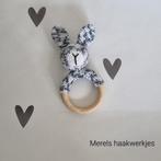 Handgemaakte rammelaar konijn op bijtring, Ophalen of Verzenden, Nieuw, Kraamcadeau
