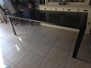 Grote mooie Eettafel beschikbaar voor biedingen