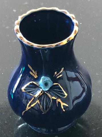 Kobaltblauw vaasje, met  blauw bloempje en drie blaadjes beschikbaar voor biedingen