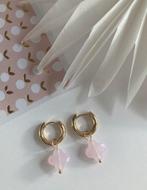 Mooie goudkleurige oorbellen met roze bedel/hanger, Sieraden, Tassen en Uiterlijk, Oorbellen, Ophalen of Verzenden, Zo goed als nieuw