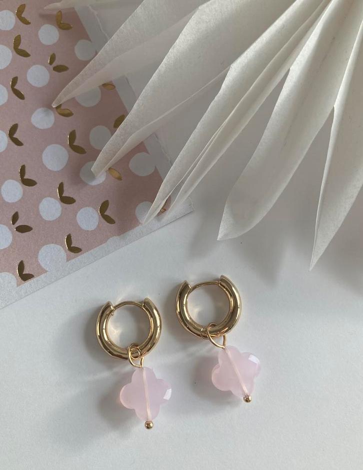 Mooie goudkleurige oorbellen met roze bedel/hanger, Sieraden, Tassen en Uiterlijk, Oorbellen, Zo goed als nieuw, Overige materialen