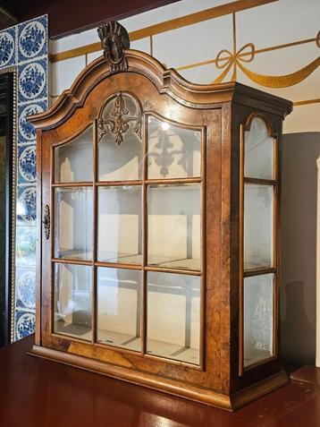 Klassiek houten vitrinekastje beschikbaar voor biedingen