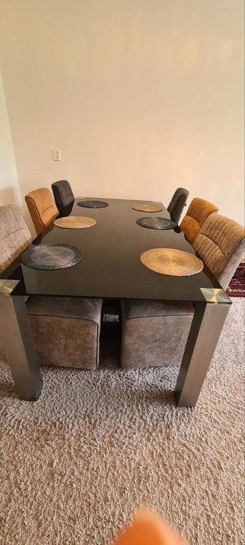 Eettafel met 6 stoelen beschikbaar voor biedingen