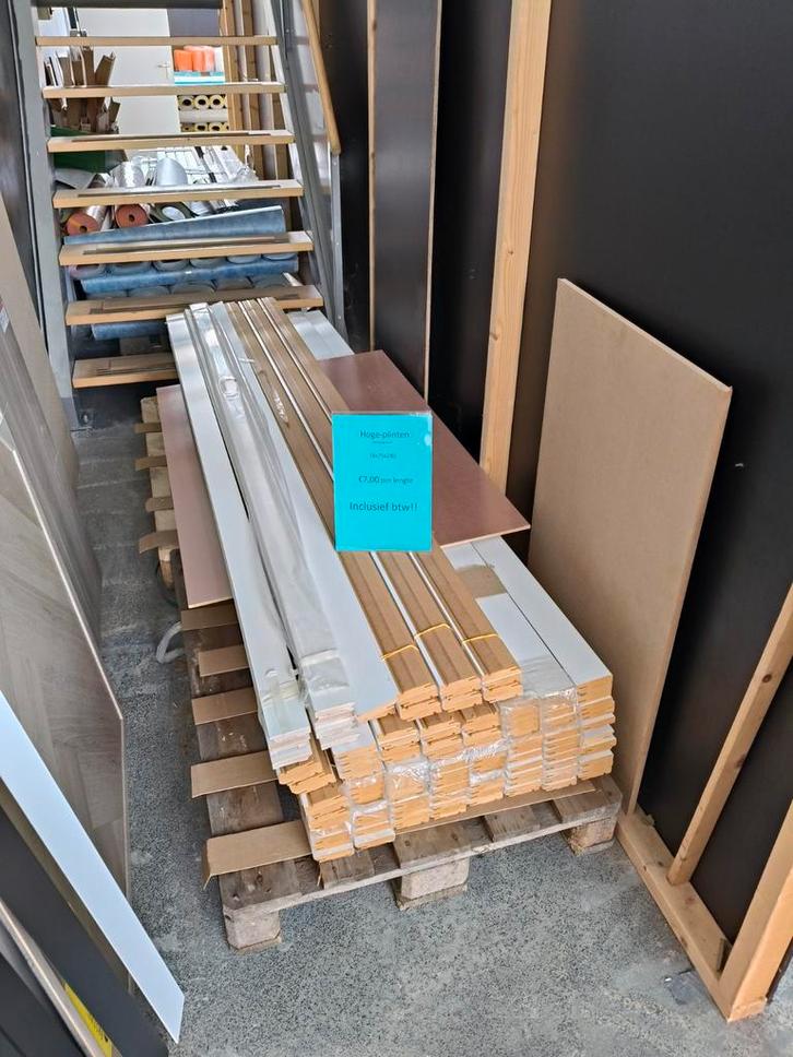 Hoge plinten wit (voorgegrond) 18x75x240 | €7 per plint, Huis en Inrichting, Stoffering | Vloerbedekking, Nieuw, Overige typen