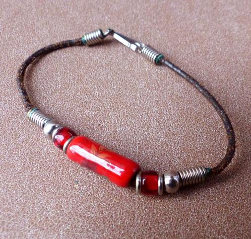 Armbandje rode kraal steentjes zwarte veter, Sieraden, Tassen en Uiterlijk, Armbanden, Gebruikt, Overige materialen, Rood, Ophalen of Verzenden