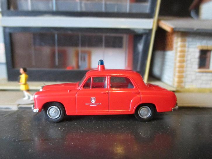 Mercedes Benz W120 180 - Brekina Brandweer Hamburg, Hobby en Vrije tijd, Modelauto's | 1:87, Nieuw, Auto, Brekina, Ophalen of Verzenden