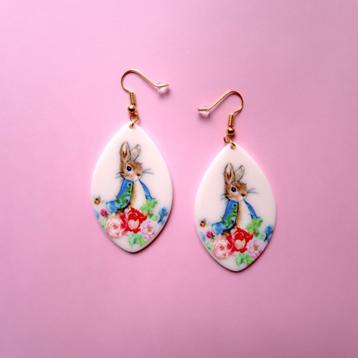 Goudkleurige oorbellen, vintage stijl Pieter Konijn hangers  beschikbaar voor biedingen