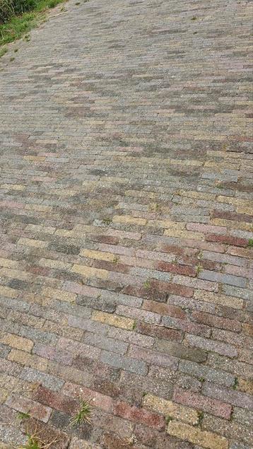 65 m2 straatklinker, betonnen waaltjes beschikbaar voor biedingen