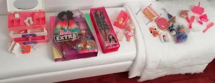 barbie poppen : nieuw in doos en klein met toebehoren, Kinderen en Baby's, Speelgoed | Poppen, Zo goed als nieuw, Barbie, Ophalen of Verzenden