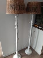 2 riviera maison rattan lampenkappen +onderstel, Huis en Inrichting, Lampen | Vloerlampen, Ophalen, Gebruikt, Minder dan 100 cm