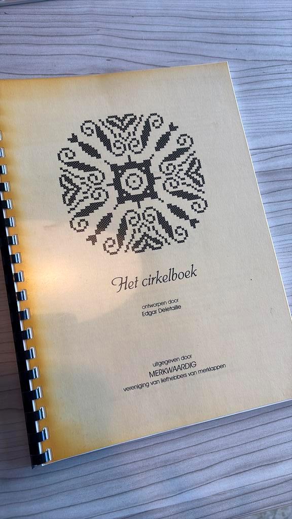 Het cirkelboek - merkwaardig/ merklappen, Hobby en Vrije tijd, Borduren en Borduurmachines, Zo goed als nieuw, Patroon, Handborduren