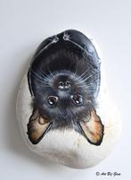 Onderste boven, Vleermuis geschilderd op een mooie steen, Antiek en Kunst, Ophalen of Verzenden